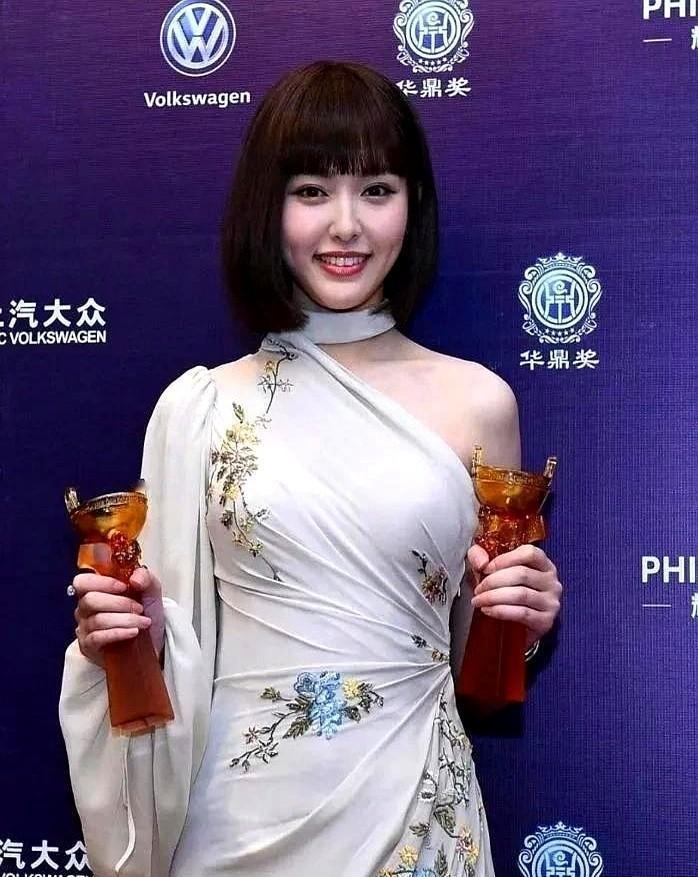 唐嫣这次红毯虽然美上热搜，但这腰勒得我都替她喘不过气，隔着屏幕都能感觉到那股子窒