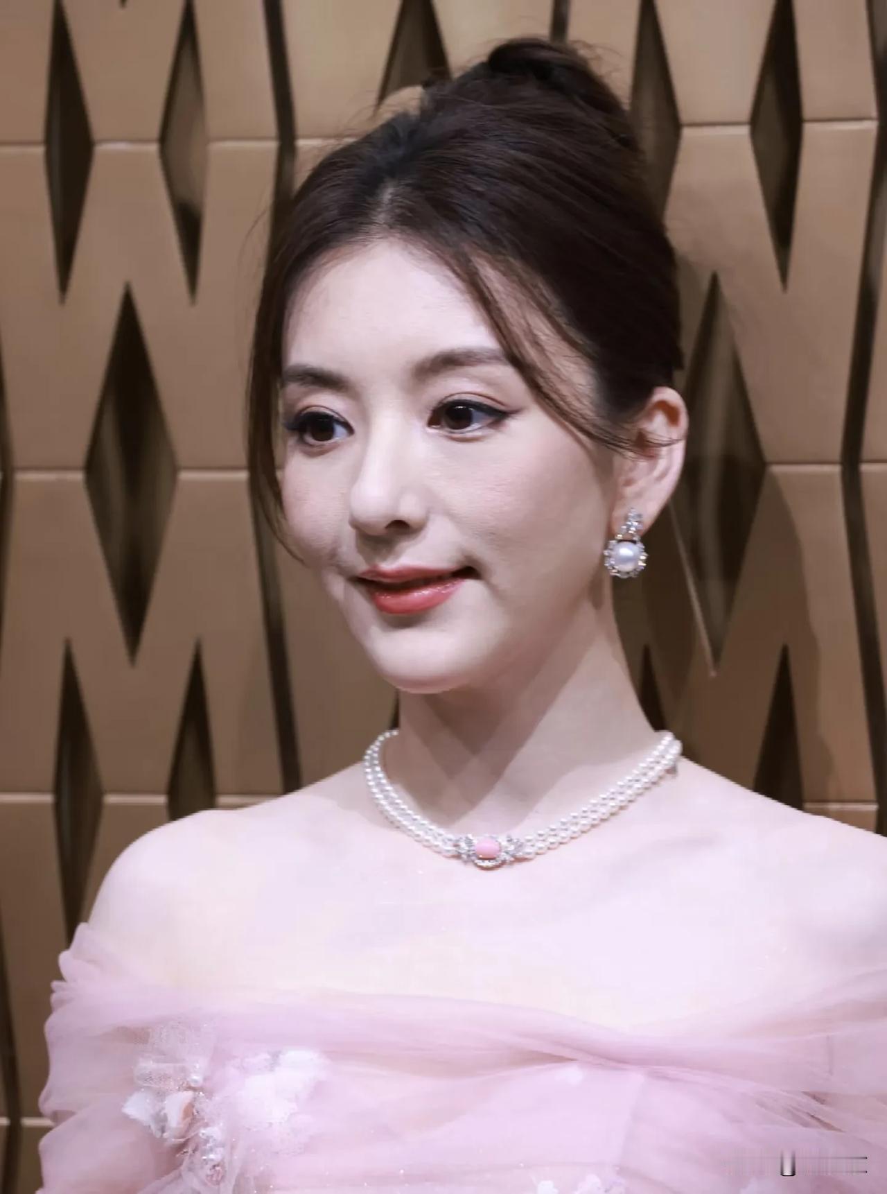 方媛这几张这生图，为什么这么多人吐槽，说方媛孩子生多了，所以她看起来很显老，但我