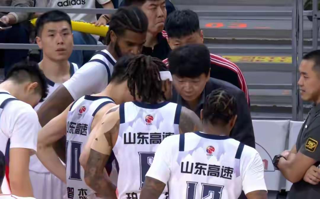 小徐杰完胜高诗岩。广东队徐杰，给个外援也不换，他不言不语，不狂不躁，串联全队主场