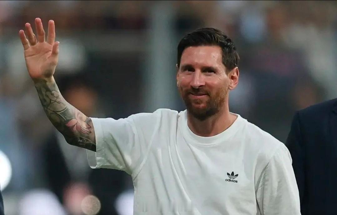 梅西和C罗谁先达成职业生涯千球里程碑？足球巨星梅西正站在一个极为罕见的历史门槛前