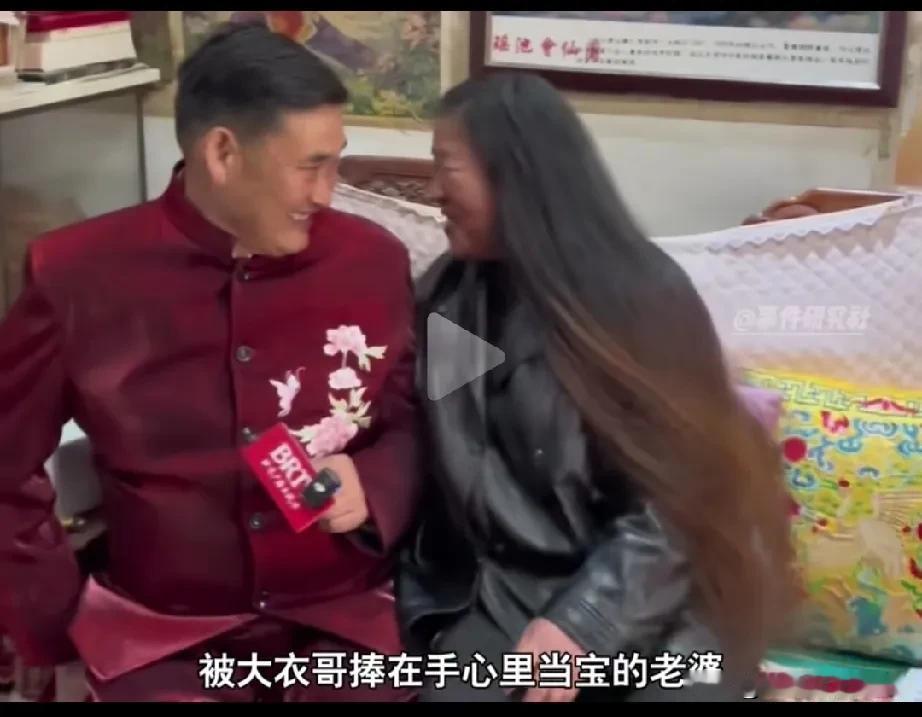 大衣哥朱之文的老婆真是旺夫啊，他的老婆叫李玉华，嫁给朱之文的时候是二婚。头婚老公