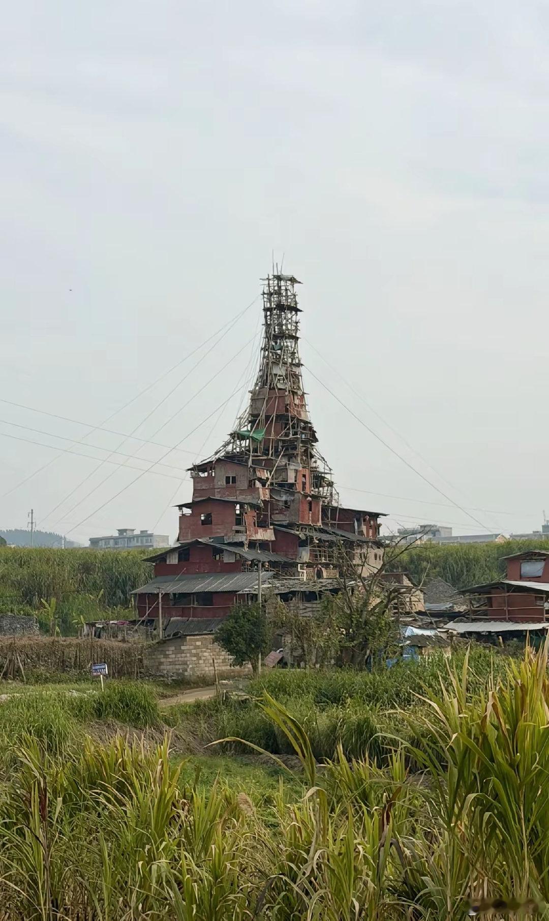 贵州网红违建，现在已经修到了十层，号称兴义版的布达拉宫，别说造型还挺好看，如果拆