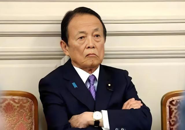 麻生太郎彻底不装了！就在众议院解散的最后关头，这个自民党的“太上皇”直接摊牌