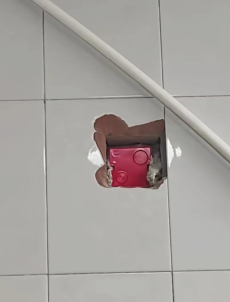 邻居装修给我家墙打穿了对对方不想负责，怎么办？