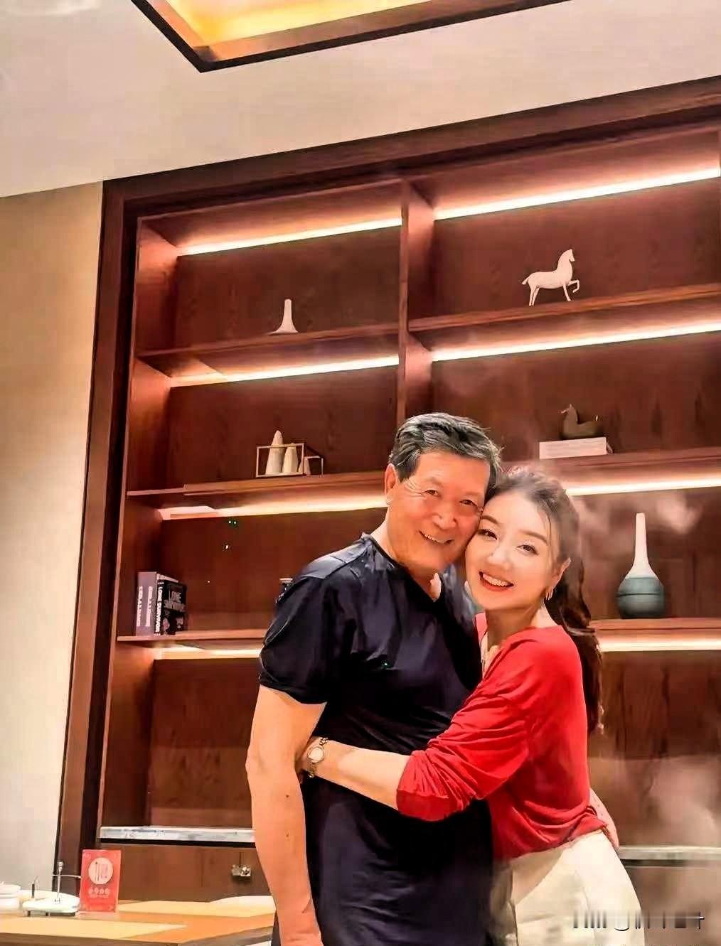 朋友离婚后,独自把女儿养大,因为要强,拒绝了男方的抚养费,也不让爸爸看,可现在突