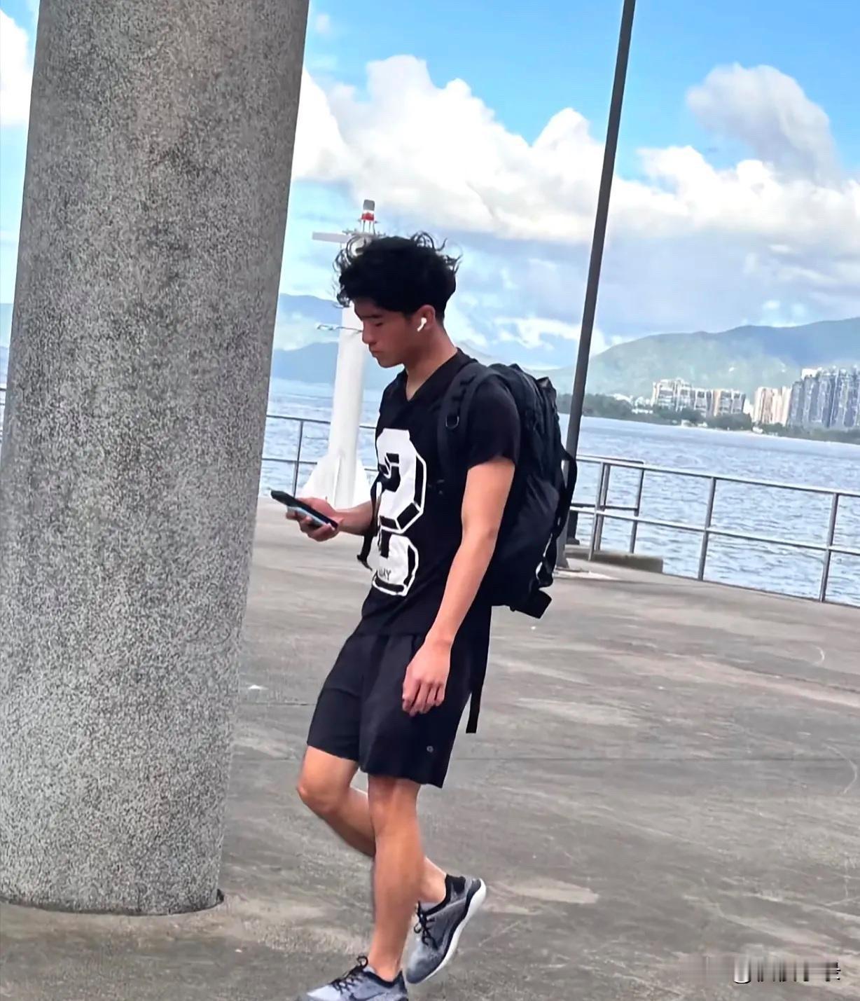 谢霆锋大儿子谢振轩，太有男人味了！其在香港街头被拍，顶着一头羊毛卷发，个子有1米