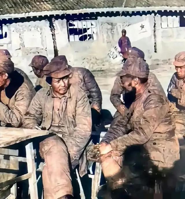 一张老照片静静躺在泛黄的相册里，定格了毛泽东主席端坐会场的瞬间。没有喧嚣，却有千