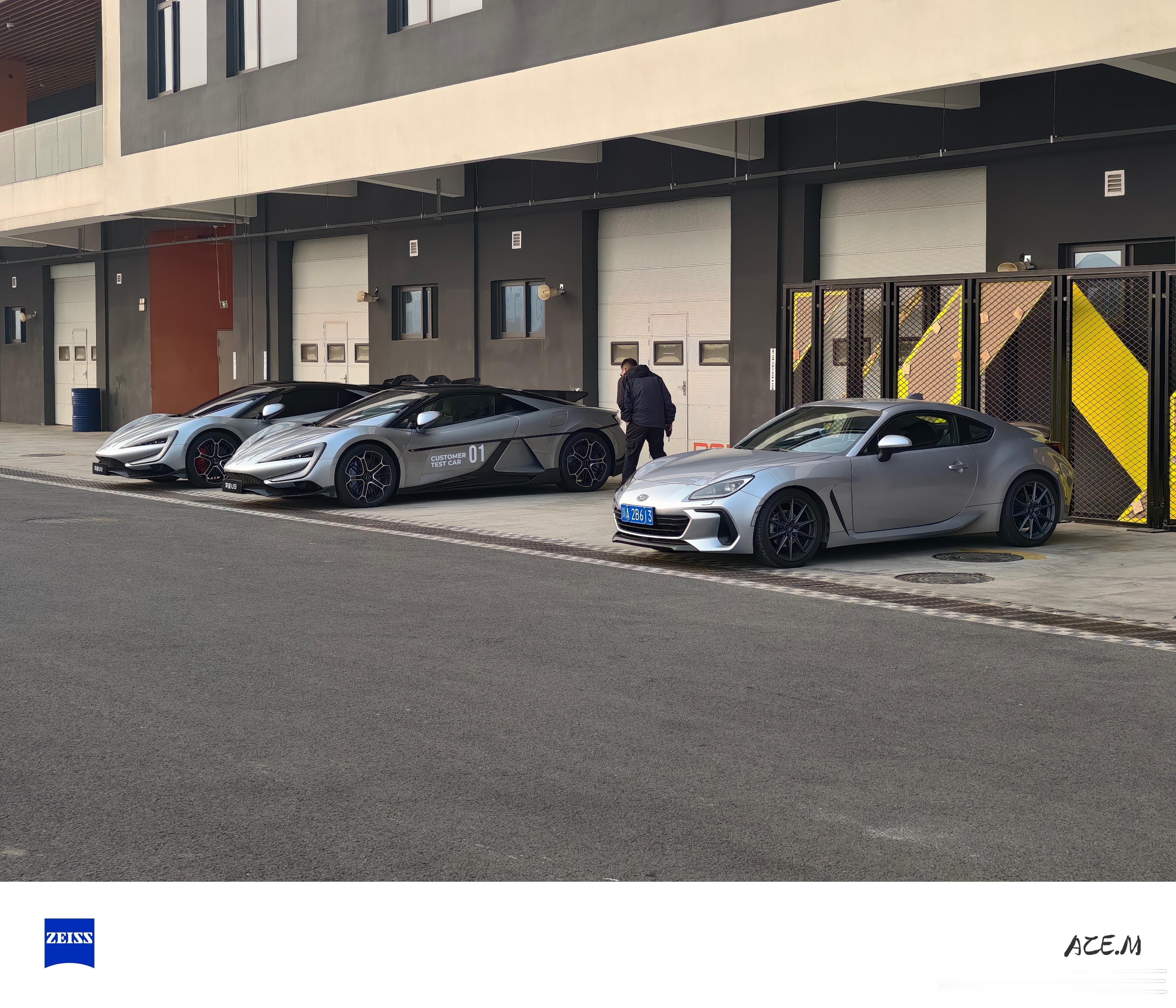 我也是好起来了，跟人家百万超跑停一起虽都是跑车价格是零头马力甚至都不到零头仰