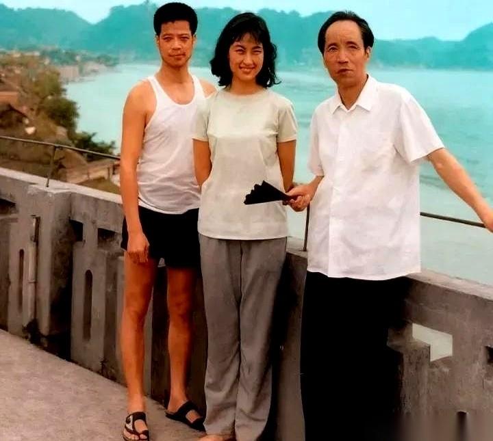 每次看到这张老照片，心里都咯噔一下。左边是葛优他爸葛存壮，中间是当年还没成“角