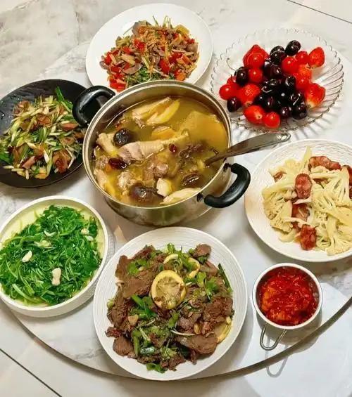 今天刷到个事儿，越想越膈应，直接颠覆了我对饭店用餐的认知！以后能在家做饭，我