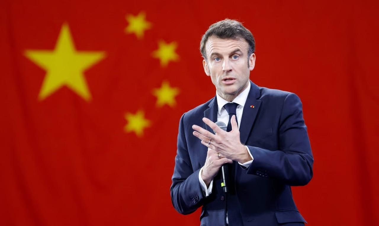 马克龙想来中国阅兵眼看美国连续3次解除对中国的限制，频繁示好中国，法国总统马克