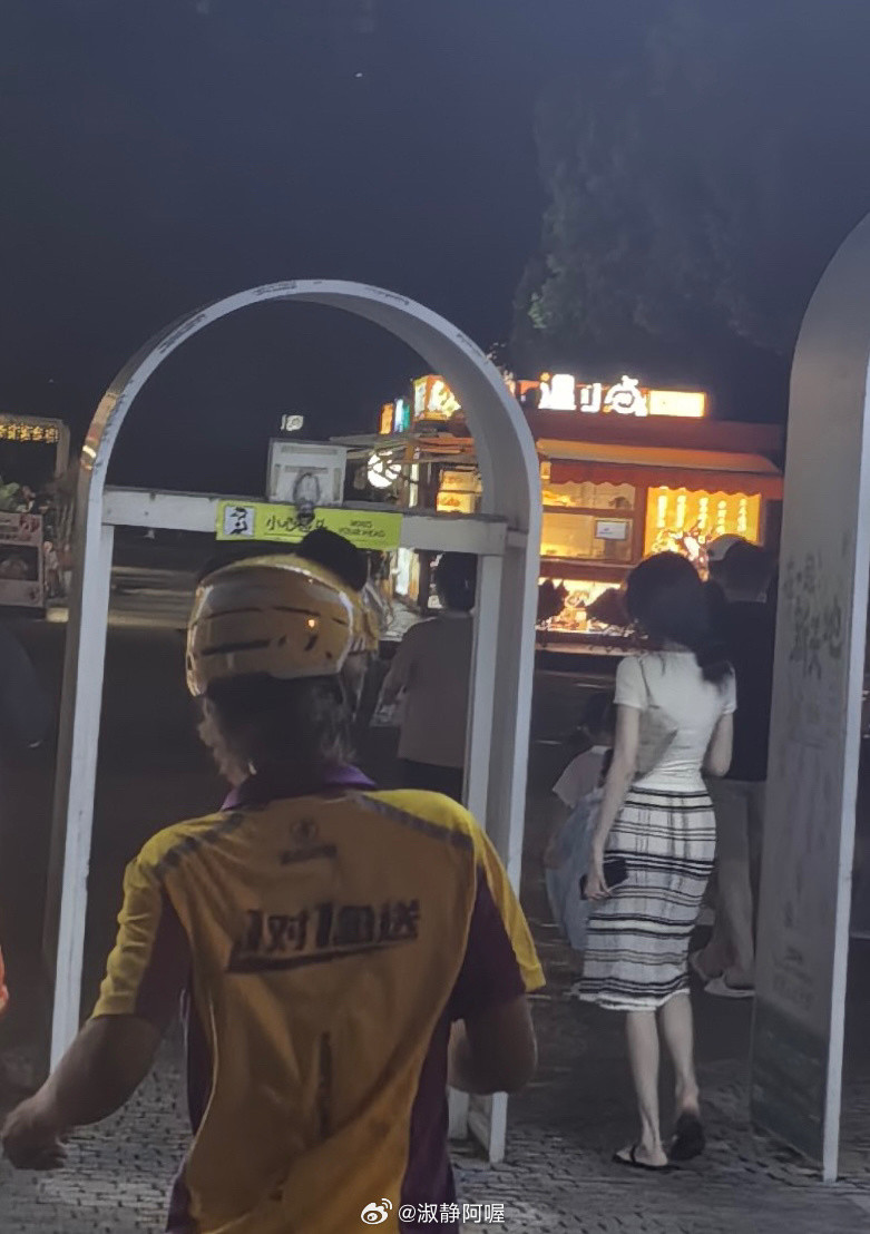 没有对偷拍的愤怒只有对自己身材的欣赏​​​