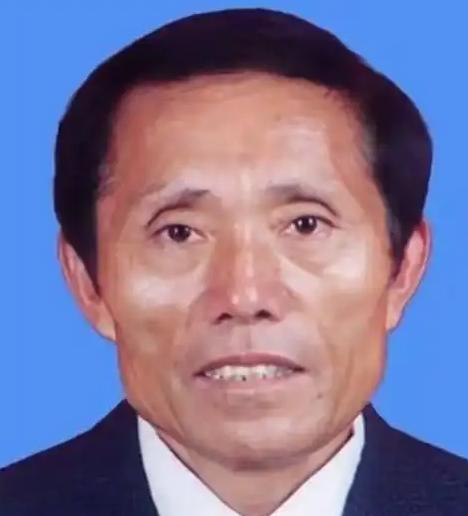一个不识字的村主任，自个儿垫了6万块搞起厂子，一年下来挣了200万。几个合伙的死