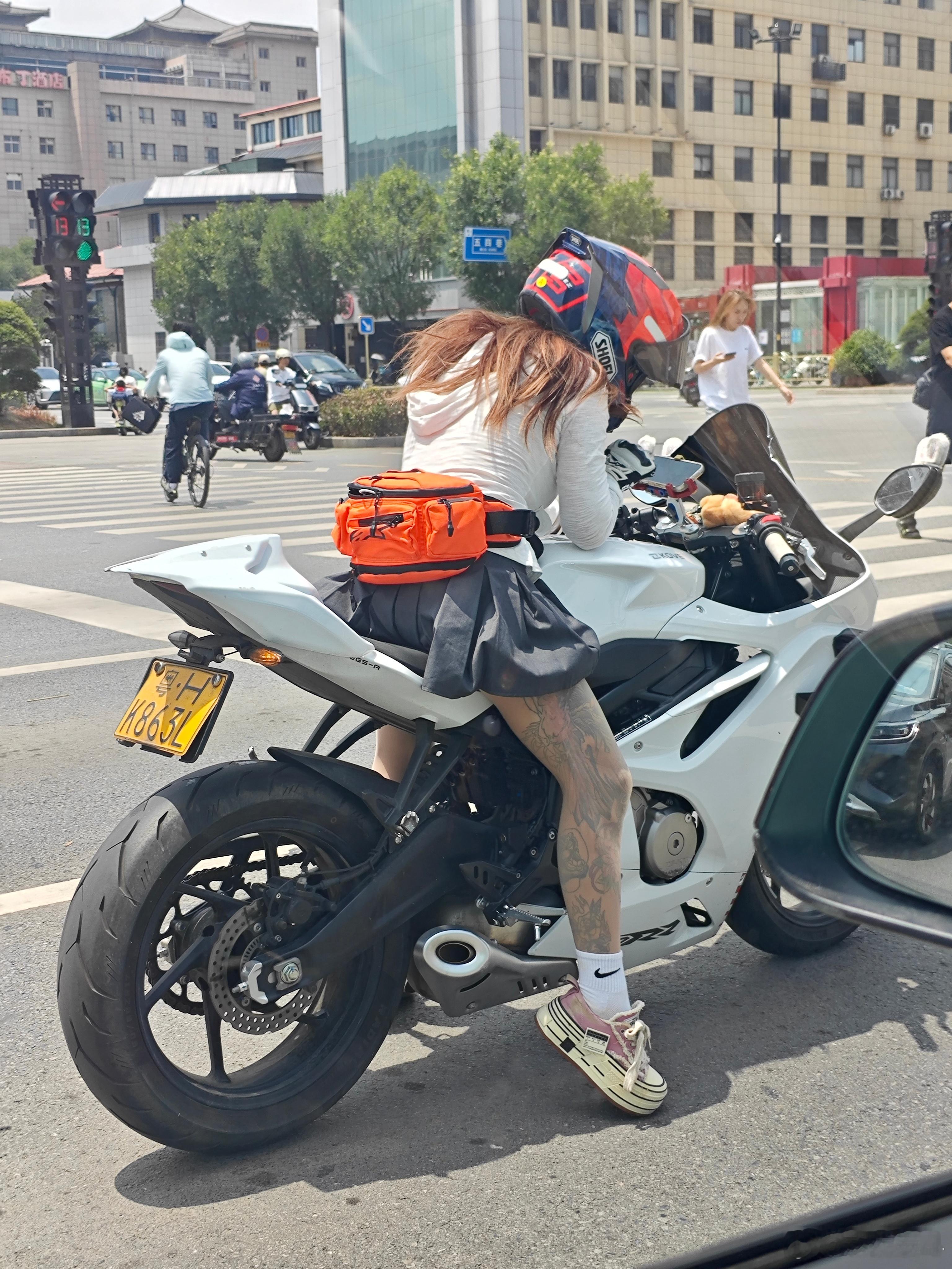 机车少女，机车+纹身+丝袜+短裙，BUFF叠满了。熬夜泰斗的随手拍​​​