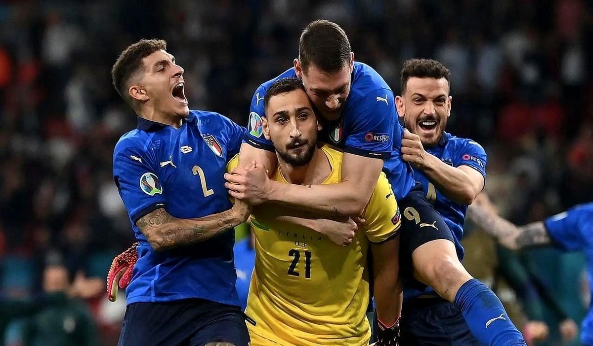 你有没有刷到意大利队新球衣？合作20年的彪马标突然消失，换成了阿迪达斯！这波