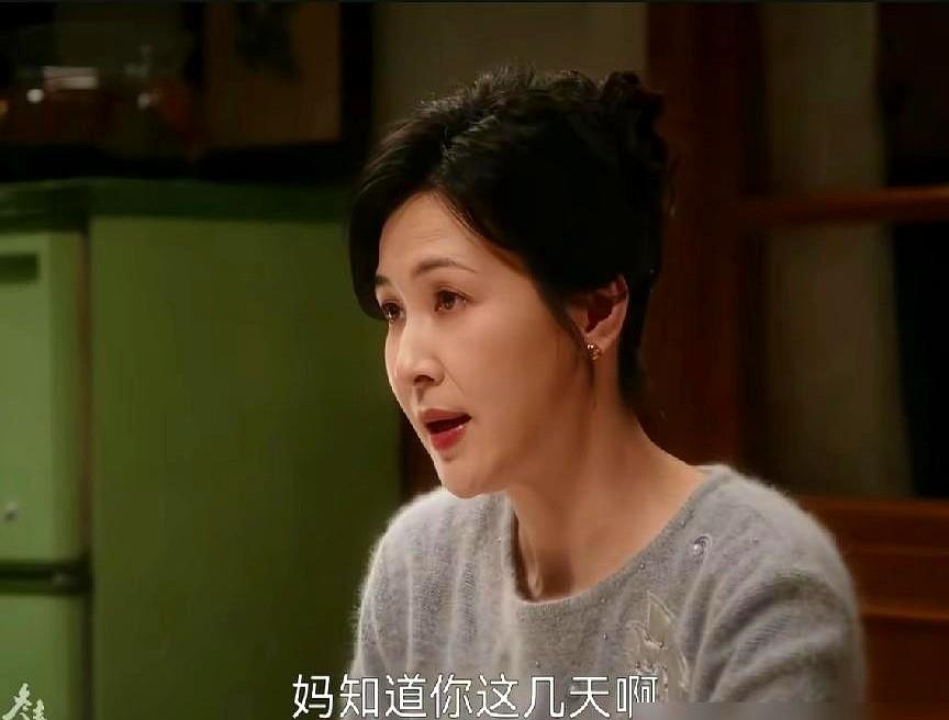 冯嘉怡演的投资人楚才远，真把圈里那点事儿演活了。新剧《冬去春来》里，他约新人