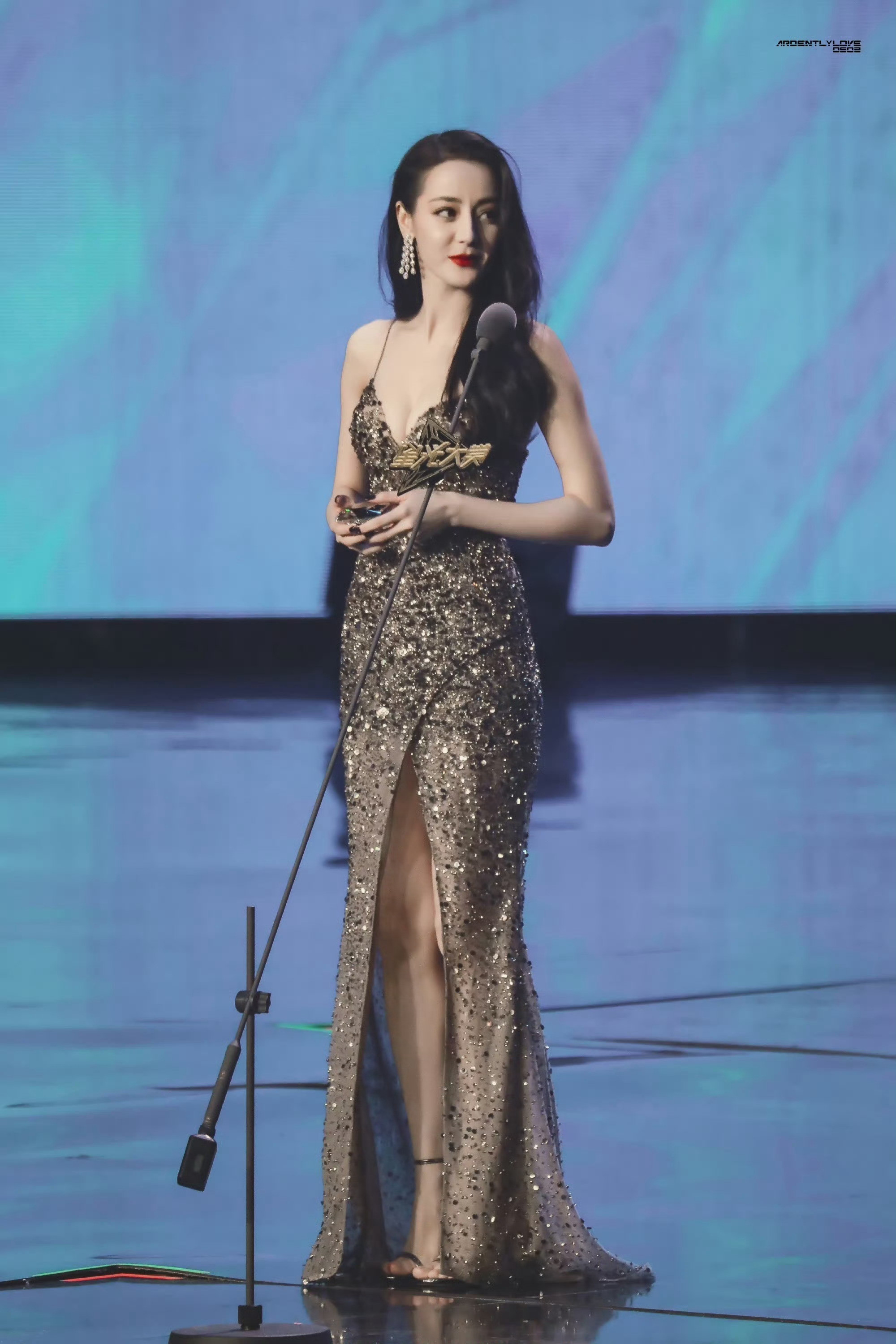 热巴独美迪丽热巴曾多次说自己单身