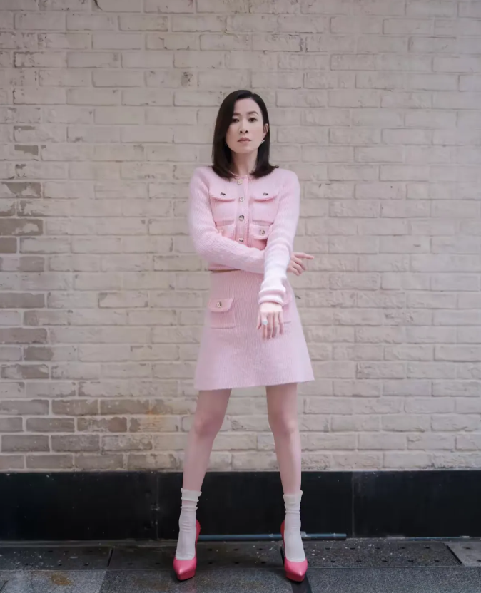 佘诗曼，165cm，脚上的鞋子影响了颜值，换个颜色就完美了！