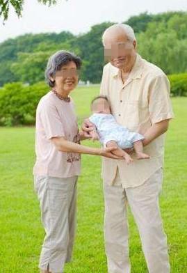 自从发现婆婆又”饮尿“养生的弊病后, 妈妈再也不敢让她照顾孩子了
