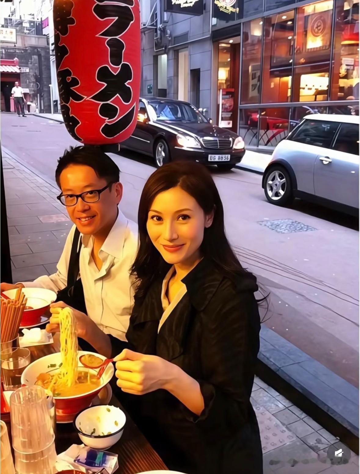 这是许晋亨陪着李嘉欣在街上吃面，两人笑的非常开心，留下了一张生活间的合影。记录了