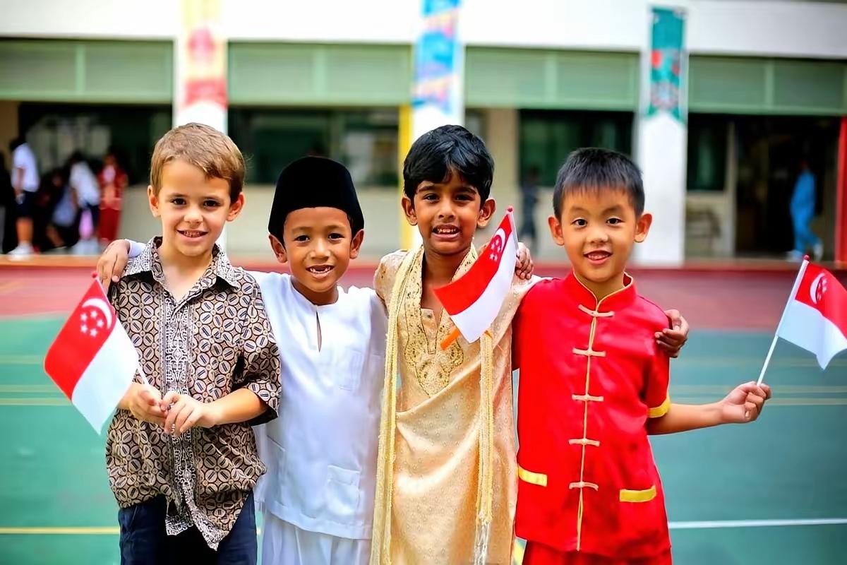 怎么评论新加坡这个国家呢？只能说他们活的太拧巴。前几年有人调侃新加坡是坡县，结