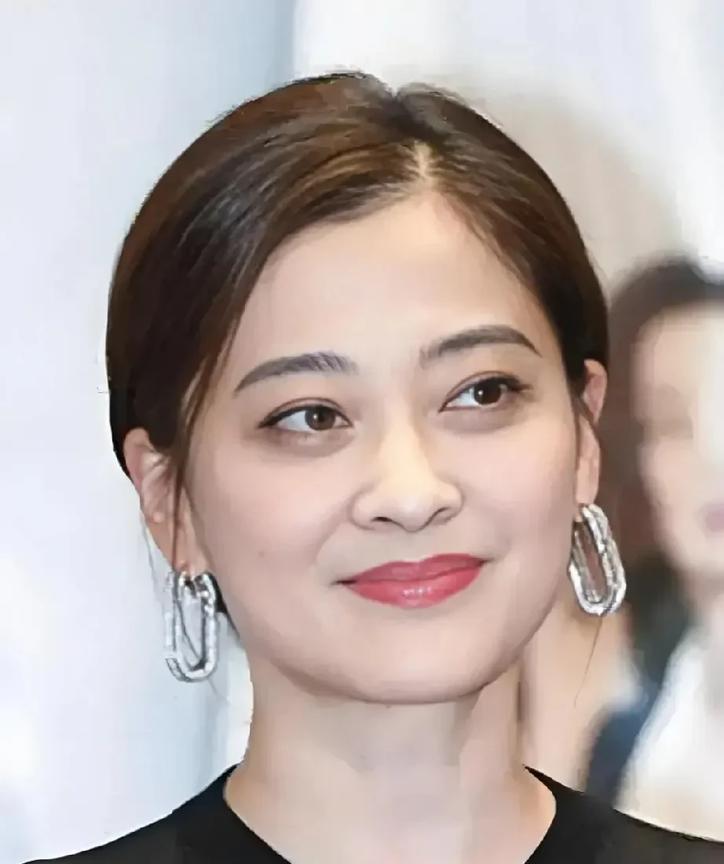 梅婷说：当年拍冯远征脚踩在她脸上那场戏时，她心里感受最深的就是屈辱。不光是她，