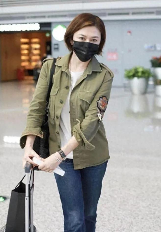 何穗这组街拍太适合春天照搬了！👖牛仔外套+扎染裙，休闲又不失设计感，叠穿