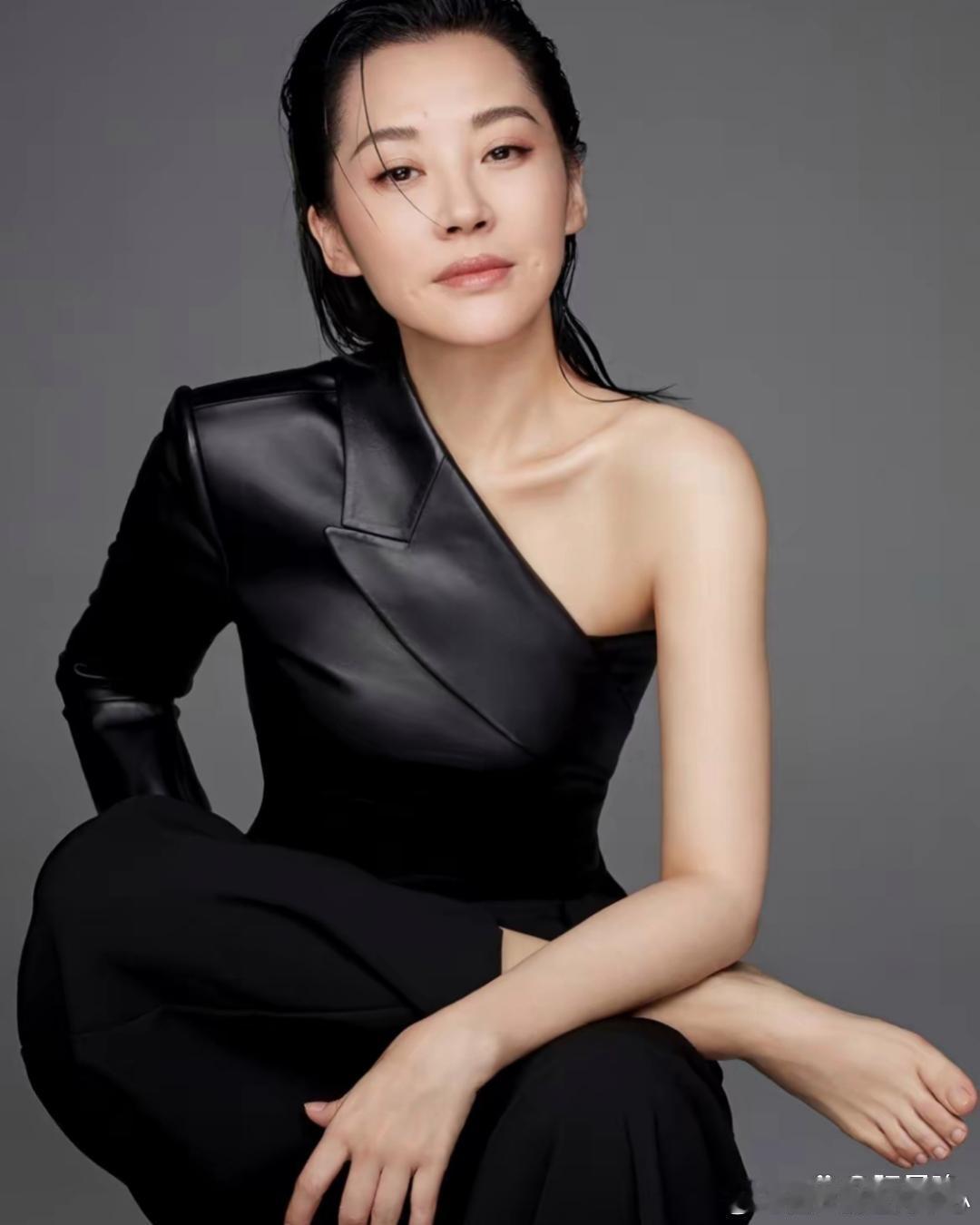 许晴的脚丫也太完美了，精致得叫人神魂颠倒！