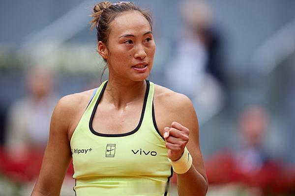 郑钦文逆转肯宁 赛季红土首胜意义重大 24日，WTA1000马德里公开赛女单