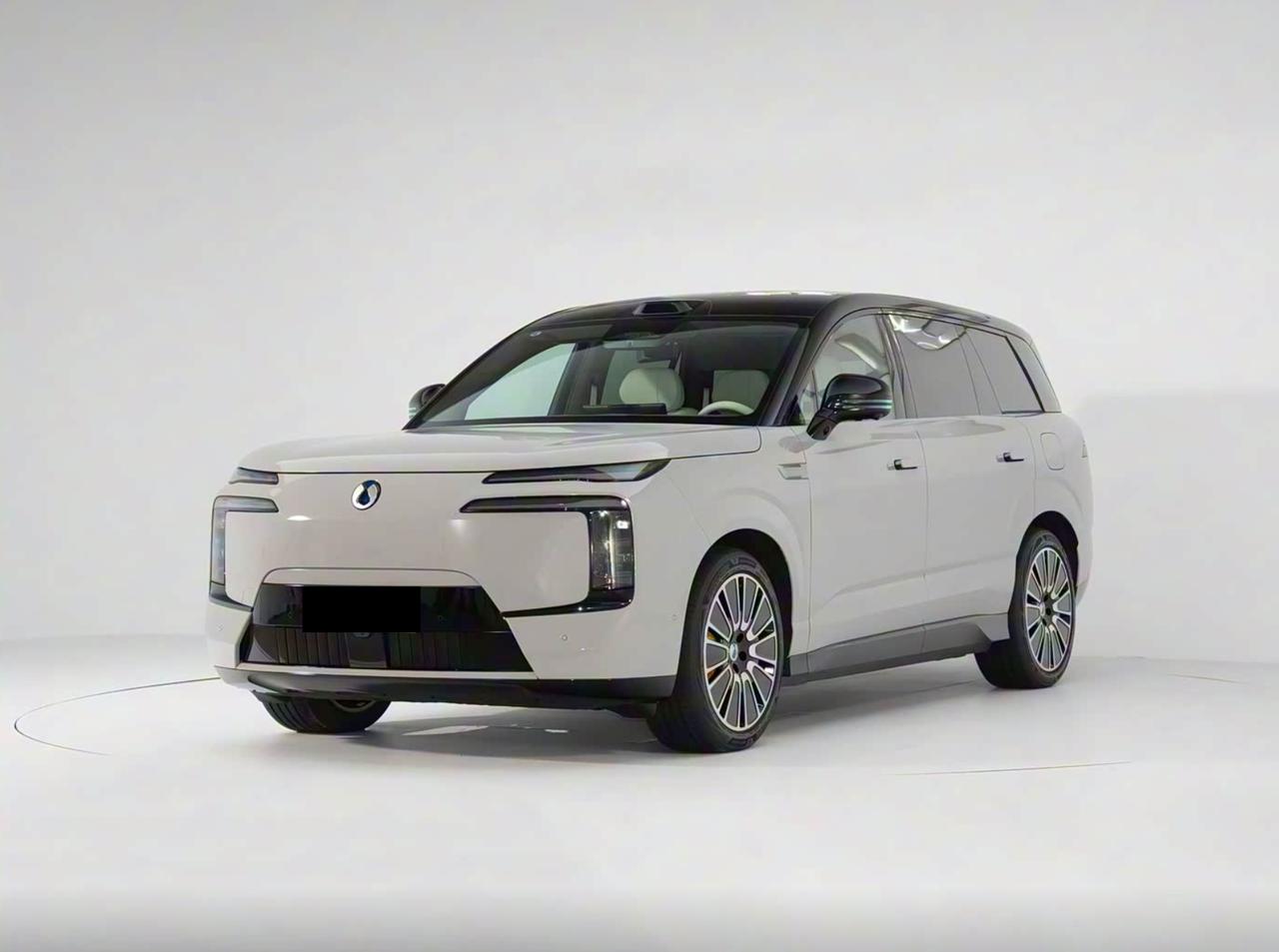 腾势N8L这次卖得特简单，一共就两款配置车型。这两款车型的主要区别在于顶配旗舰型