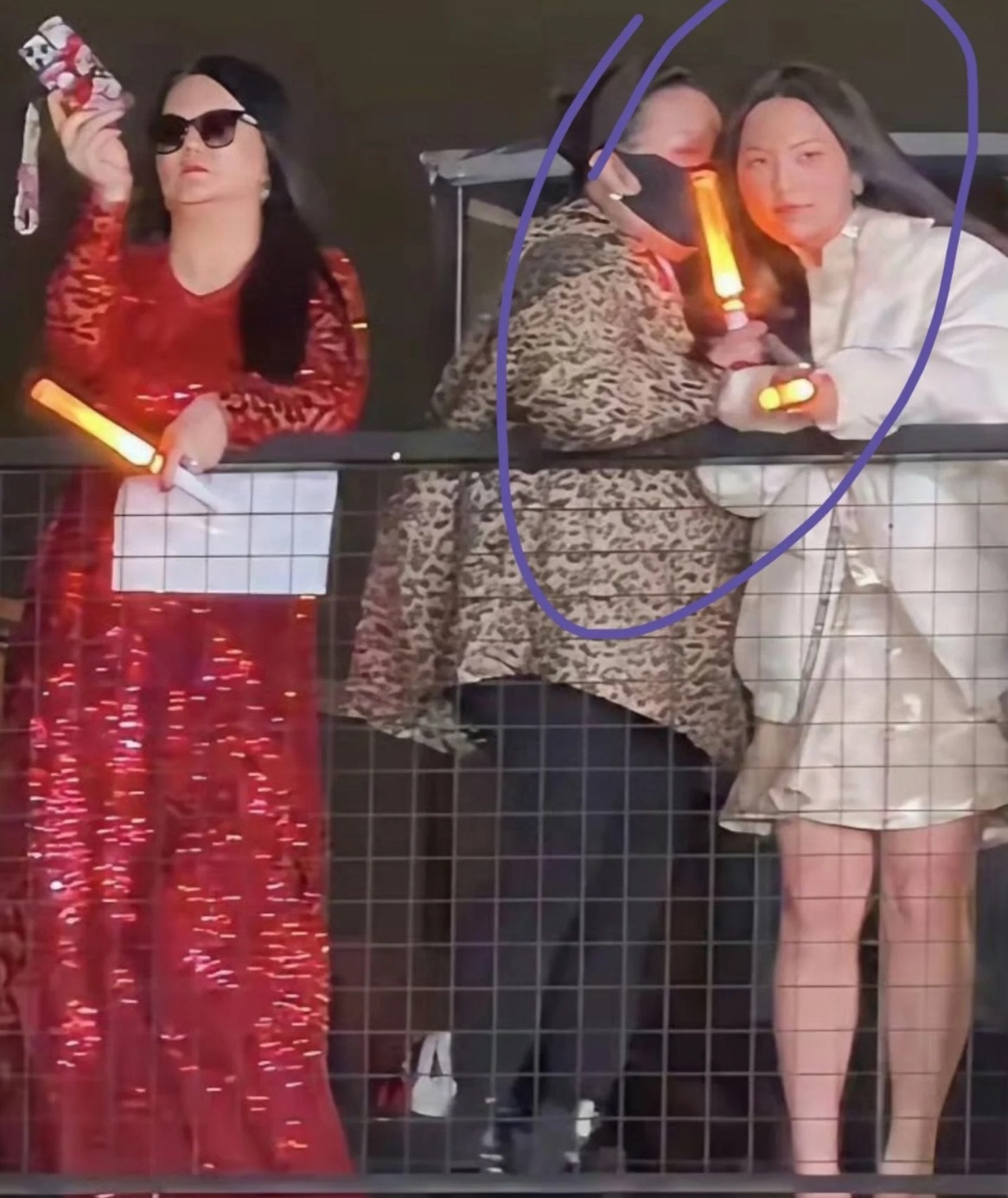 李湘带王诗龄香港看张艺兴演唱会母女俩打扮隆重