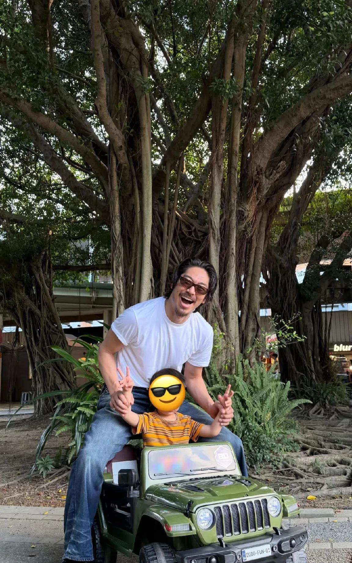 林志玲老公黑泽良平父亲节晒和儿子合影。身穿白色T恤和牛仔裤，戴着墨镜，身材健硕。