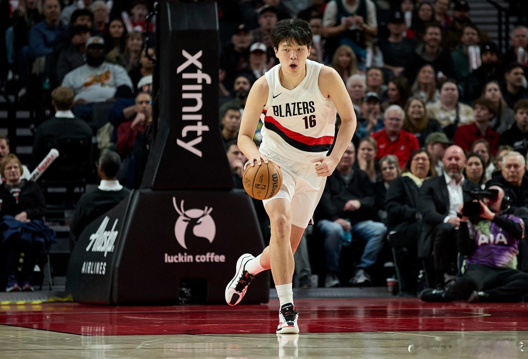 斯普利特：“他的体型在变化，更精瘦了，他训练非常刻苦，正逐步适应NBA的日常节奏