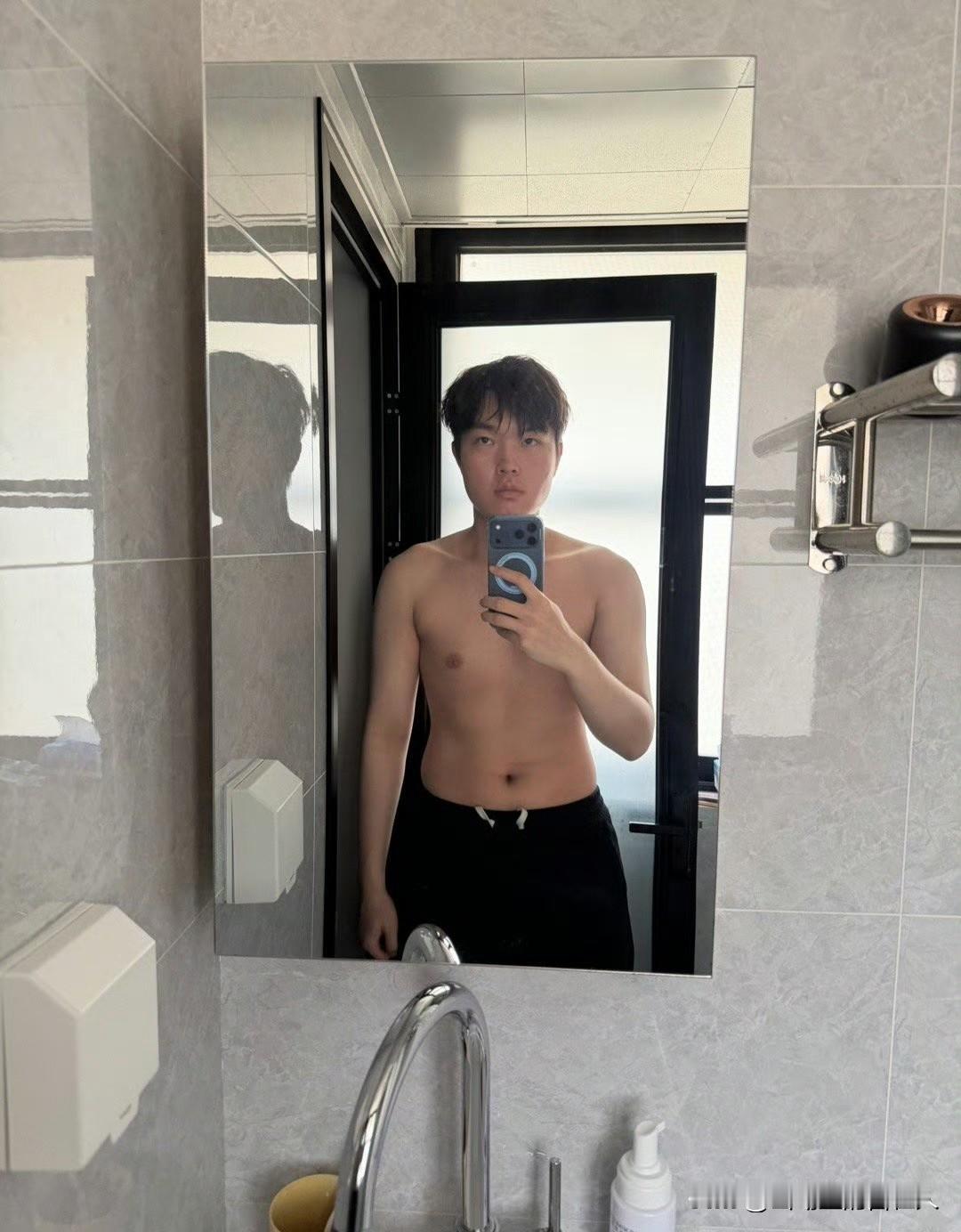 Bin自拍晒身材照al自拍Bin阿bin英雄联盟职业选手**B