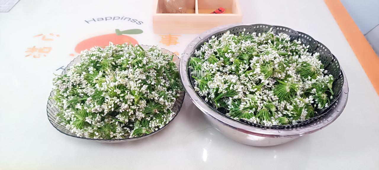 谁会做韭菜花？教教我。今早去西苗圃早市，卖韭菜花的特别多，也很便宜，索性买了这么