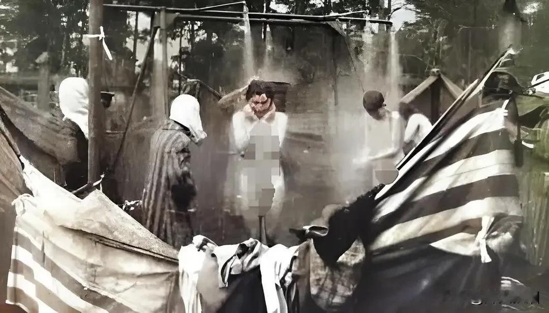 奥斯维辛的地狱浴室：犹太女人被骗集体洗澡，脱光后喷出的不是水，而是等来的死亡：犹
