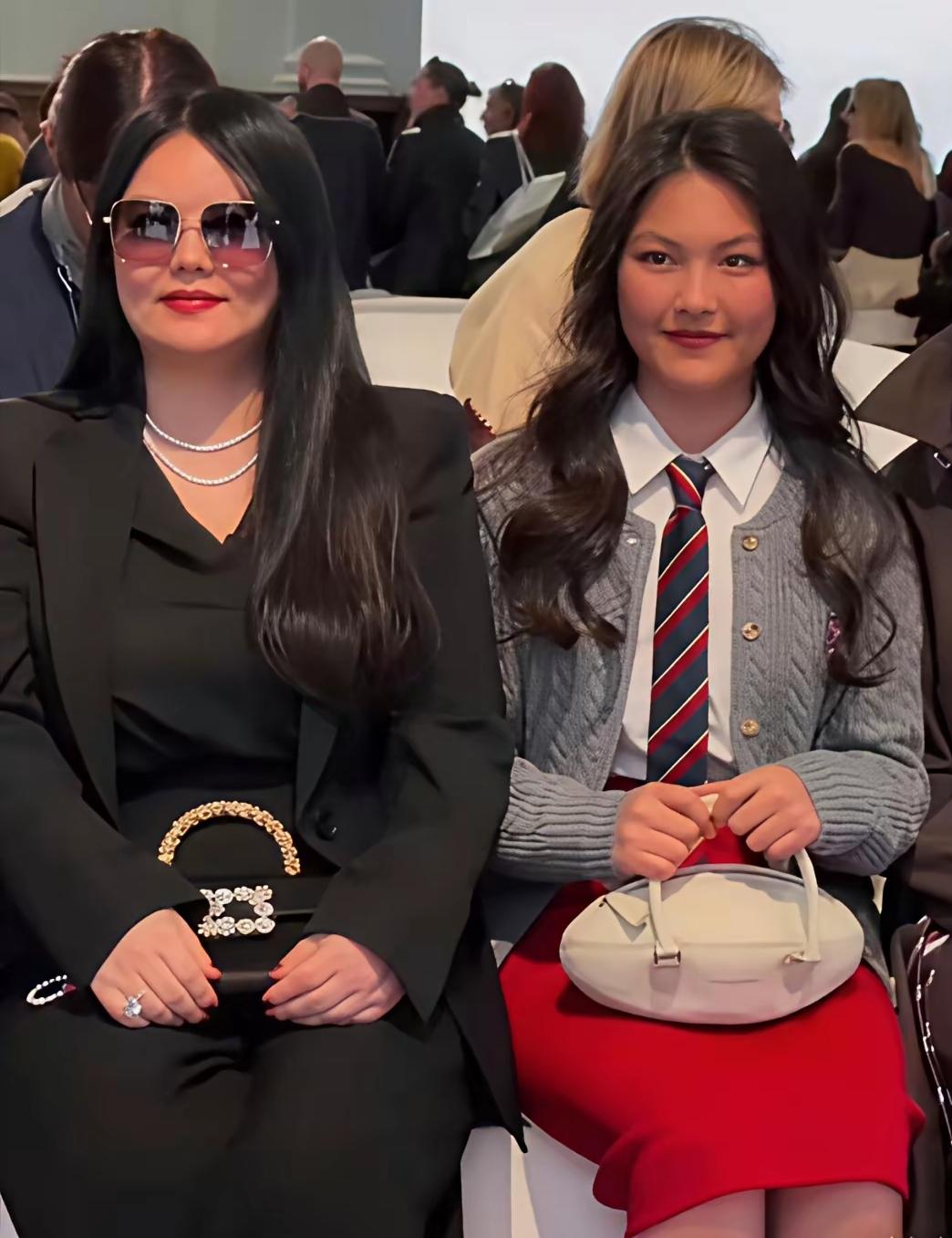 英国伦敦，李湘和女儿王诗龄一起出席一场时尚活动，的确是生活水平高，母女俩都是胖乎