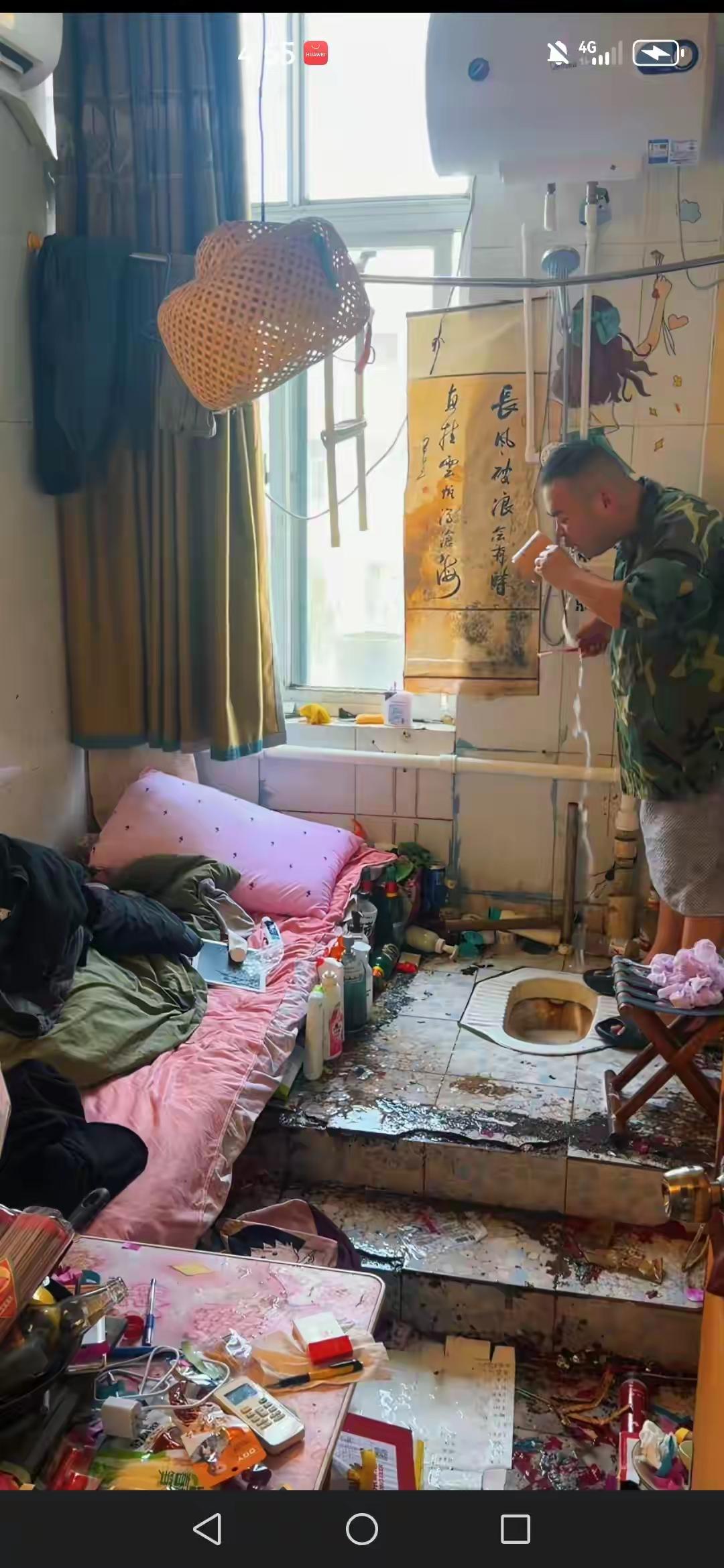 恶心！真的越看越膈应，实在看不下去了！一名男子为了省钱，直接把卫生间当成了生活