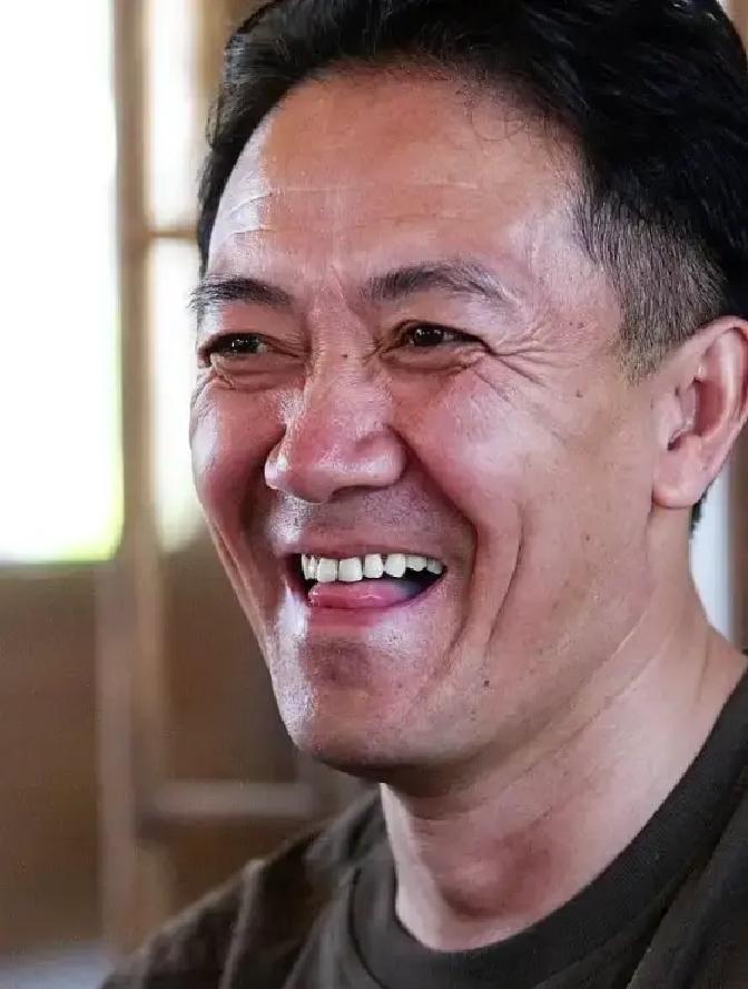 李幼斌67岁，爸妈一个98一个95，还都健在。网上立马炸锅，说他一脸福相所以全