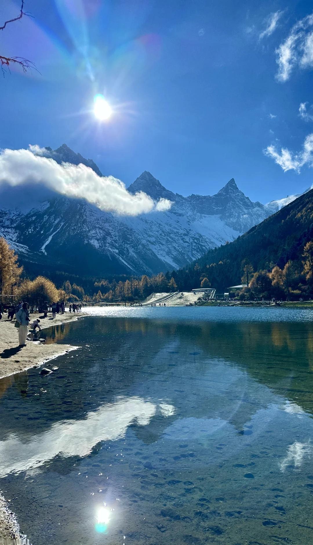 秋天的川西谁都不想错过倒着的路线周日出发也不塞车真的好美看到枫叶🍁雪山