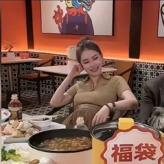 马小梅怀孕，直播时被问到，你生了孩子，会和月儿和林林争家产吗？她回答，我爸的家产