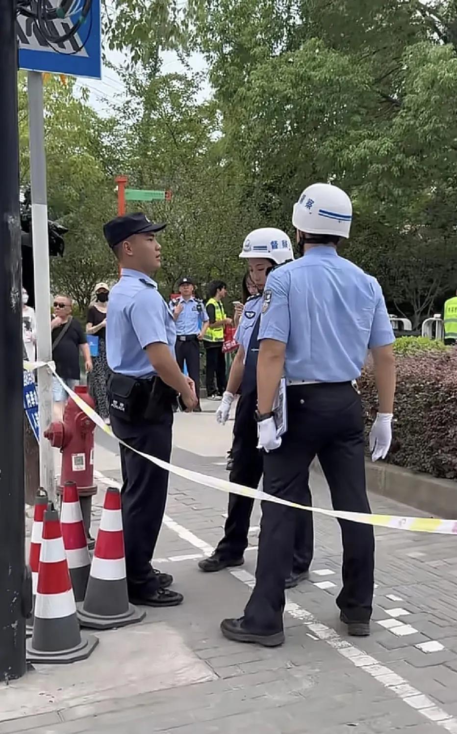 人民警察，原来也是受别的警种管理的。在部队里，知道士兵军人是受军队督察管的。没