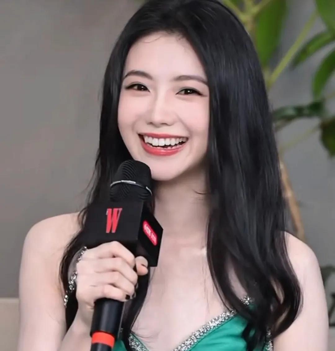 刘浩存感觉就像山泉水一样清冽，这种妆是第一次画吗，美我一大跳，我最开始都没认出来