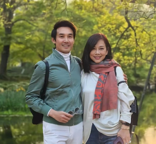 陈松伶和老公张铎在杭州游西湖，两个人的状态差距好大，女方太显老了！