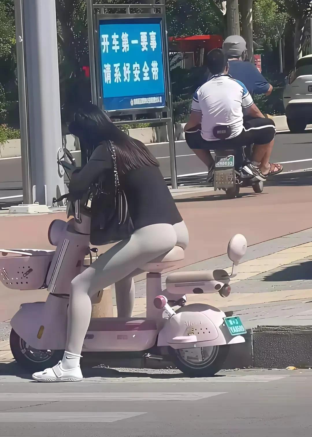 好多女生都爱穿着瑜伽裤出门，一开始我也挺纳闷的。不过仔细想想，人家爱穿啥穿啥呗！