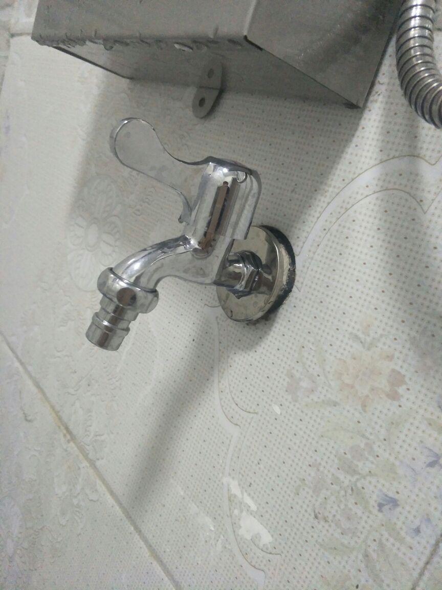 厨房小阳台的水龙头不知何时在滴水关不住，我说找师傅来换个新的，他说你是不是傻啊，