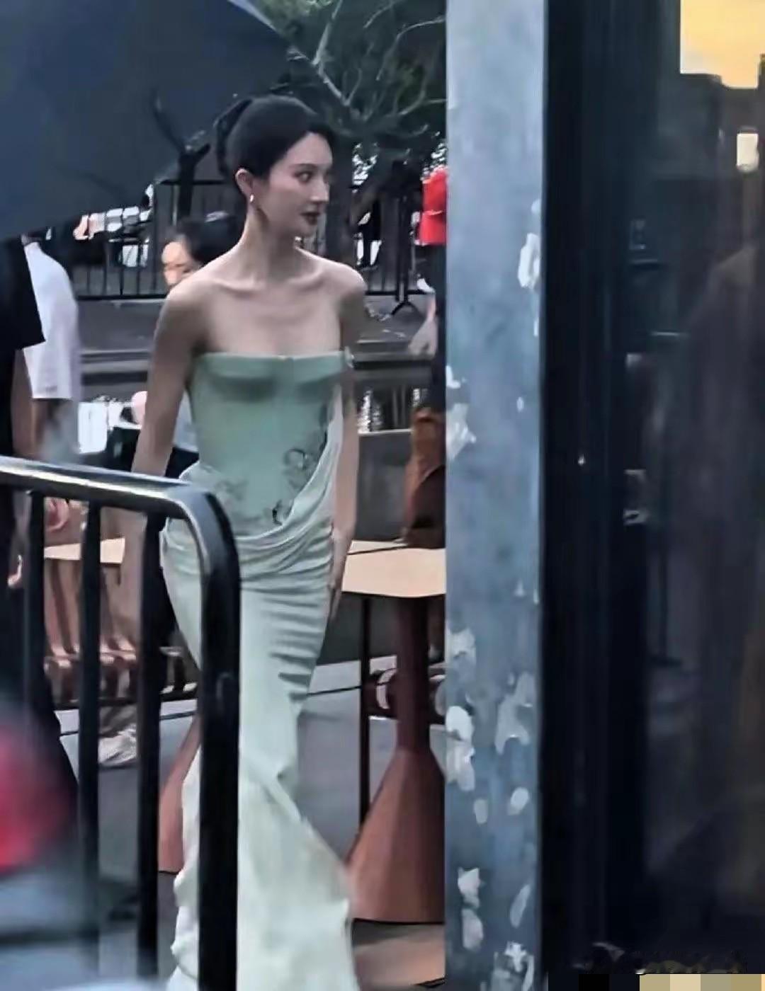 现实中遇到女明星，想不起来她叫什么名字了？本人看上去又高又瘦，皮肤白的发光，和