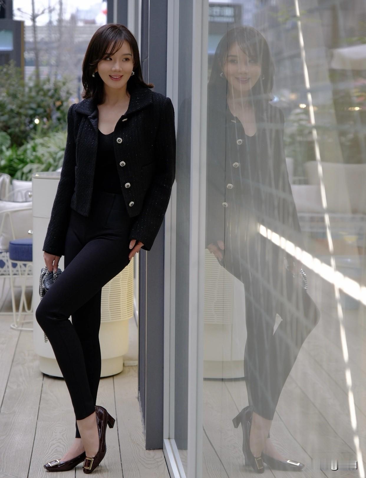 人到中年，一些姐妹会寄希望于医美来弥补外在遗憾。适度微调能让人状态更好，但把变美