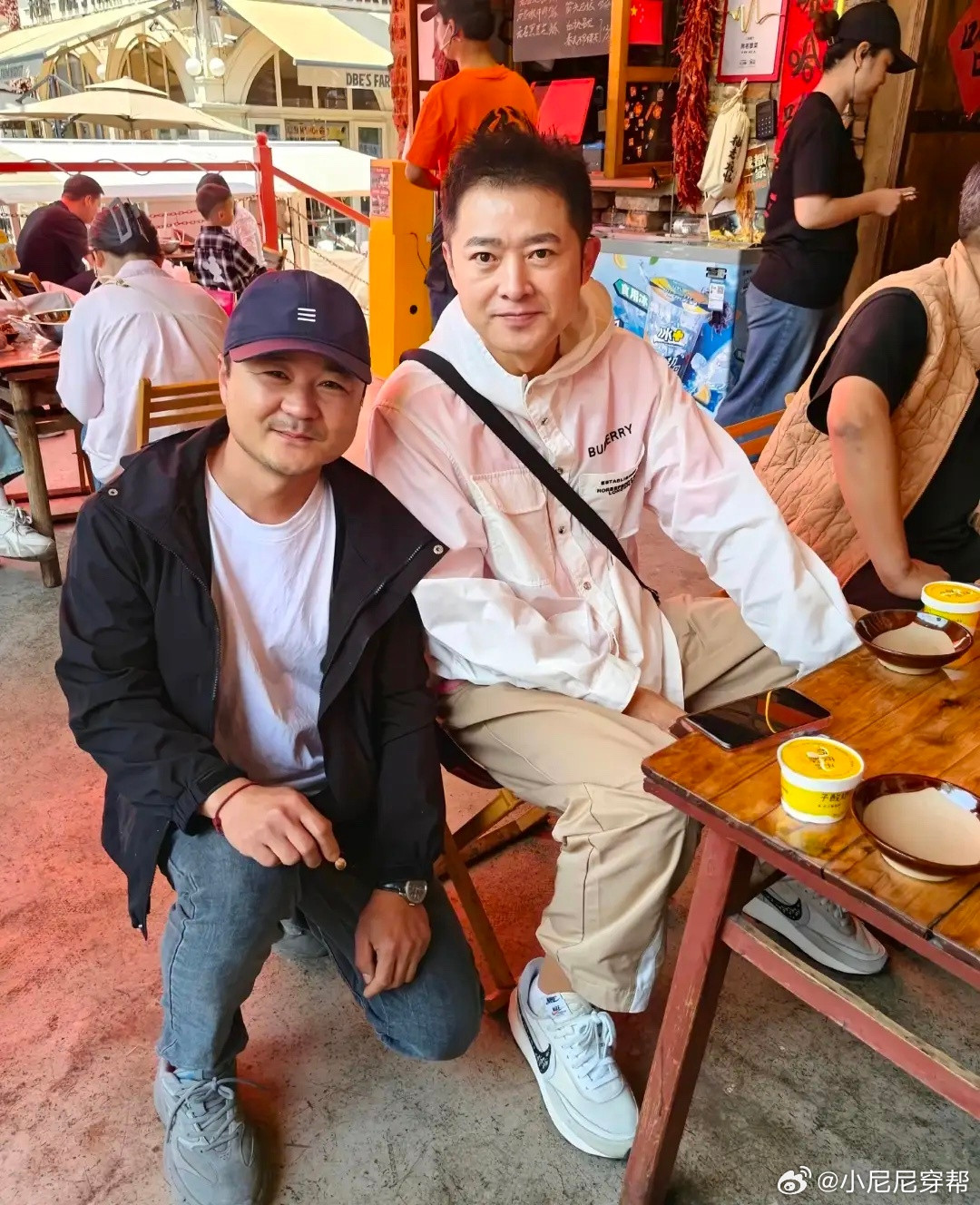 53岁任泉在河南一家餐馆吃午饭被偶遇，他的穿衣打扮年轻时尚，留着一头清爽的短发，