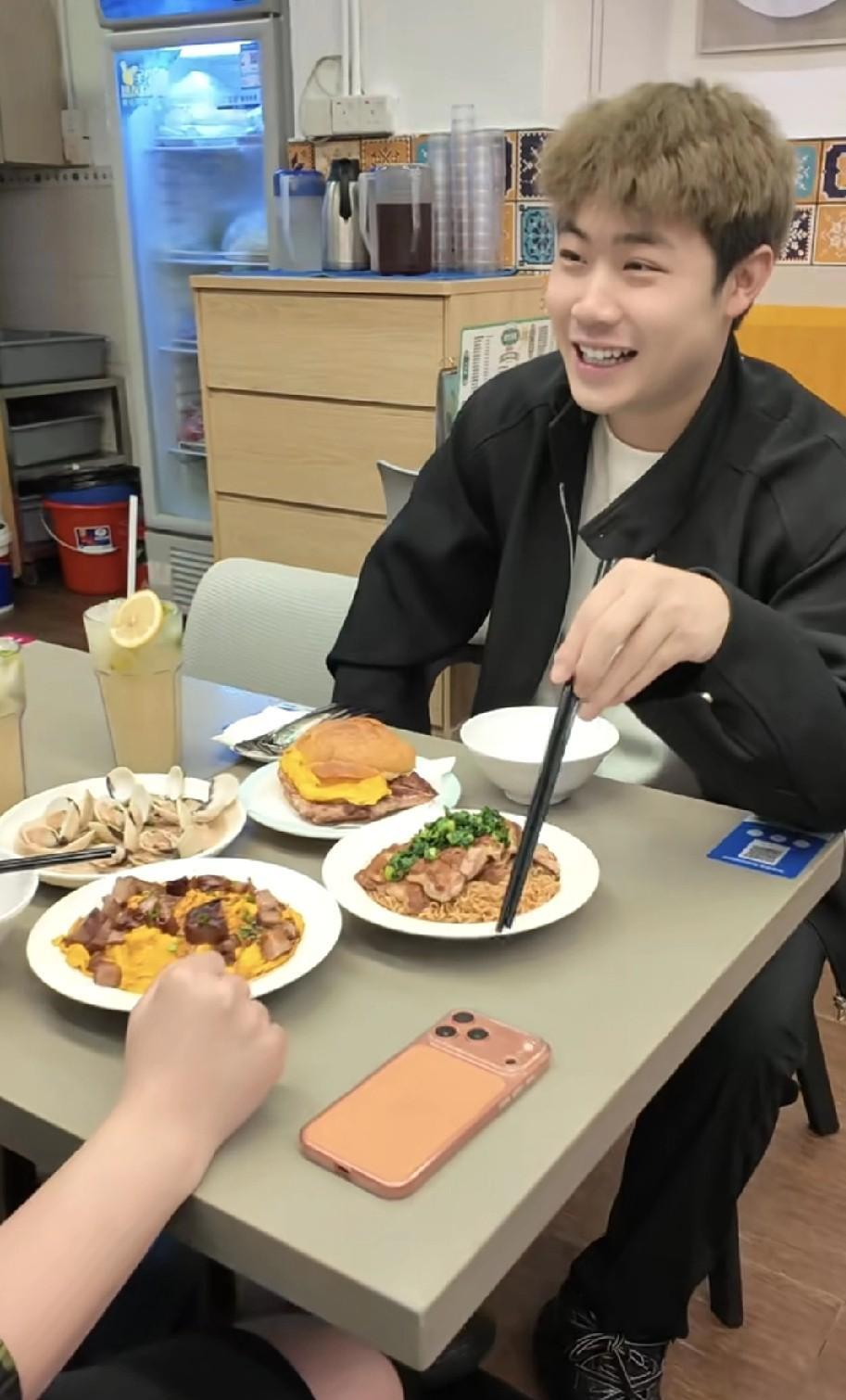 草莓熊这网速超快呀，刚刚他更新了一个视频，视频中他的朋友用的跟王楚钦一样的手